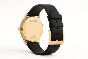黒革ストラップと金属製ゴールドケースのGUCCI腕時計の裏面。ケースには「141」と「SWISS MADE」などが刻まれ、ブランドロゴも明確に表示されている。